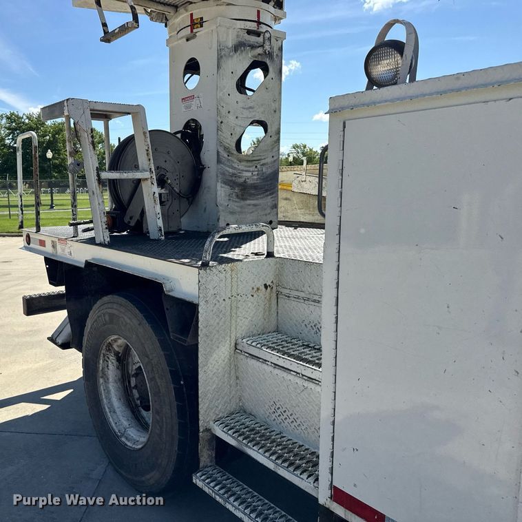 image for item DH9981 2010 International SA615 digger derrick truck