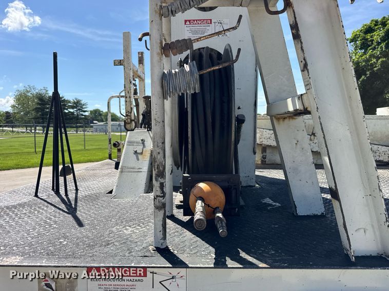 image for item DH9981 2010 International SA615 digger derrick truck