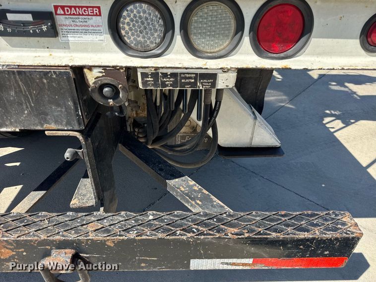 image for item DH9981 2010 International SA615 digger derrick truck