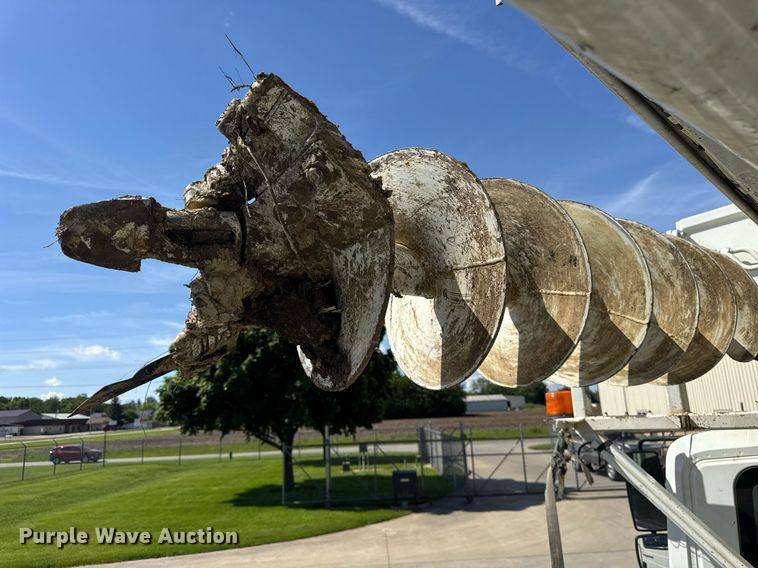 image for item DH9981 2010 International SA615 digger derrick truck