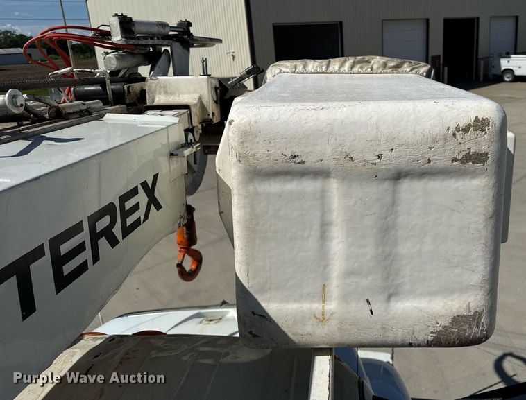 image for item DH9981 2010 International SA615 digger derrick truck