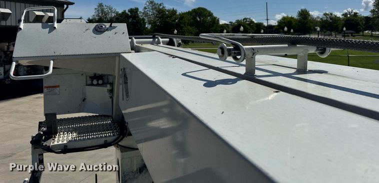 image for item DH9981 2010 International SA615 digger derrick truck