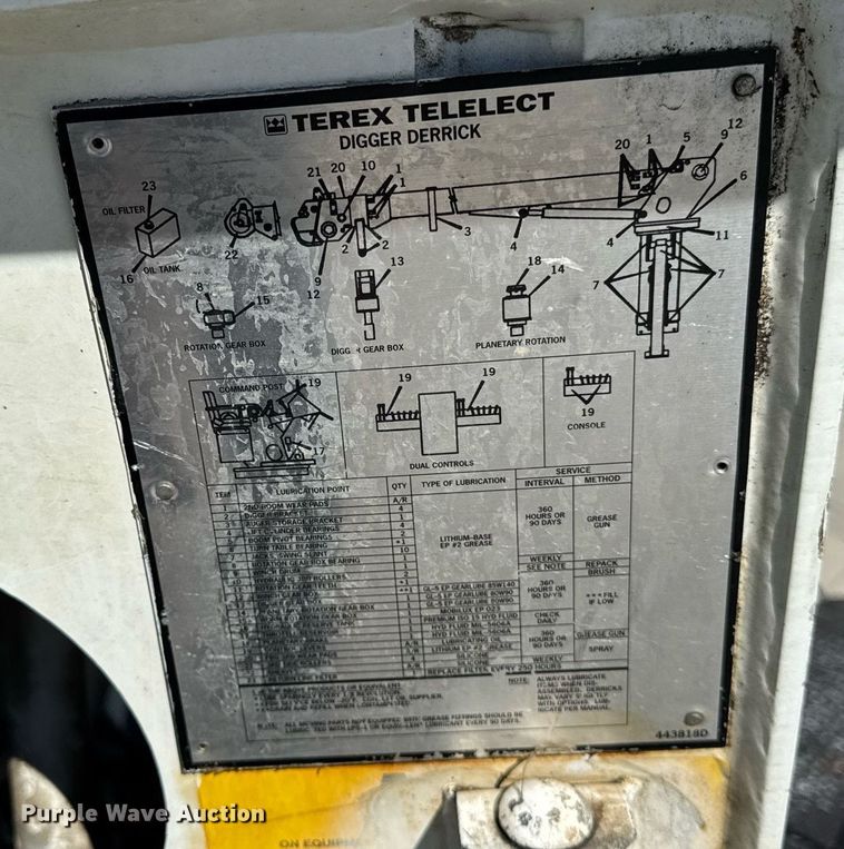 image for item DH9981 2010 International SA615 digger derrick truck