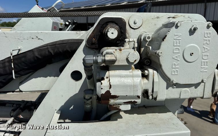 image for item DH9981 2010 International SA615 digger derrick truck