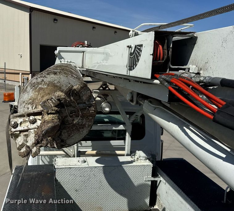 image for item DH9981 2010 International SA615 digger derrick truck