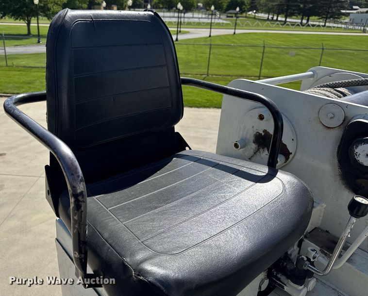 image for item DH9981 2010 International SA615 digger derrick truck