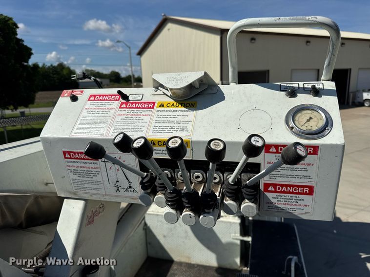 image for item DH9981 2010 International SA615 digger derrick truck