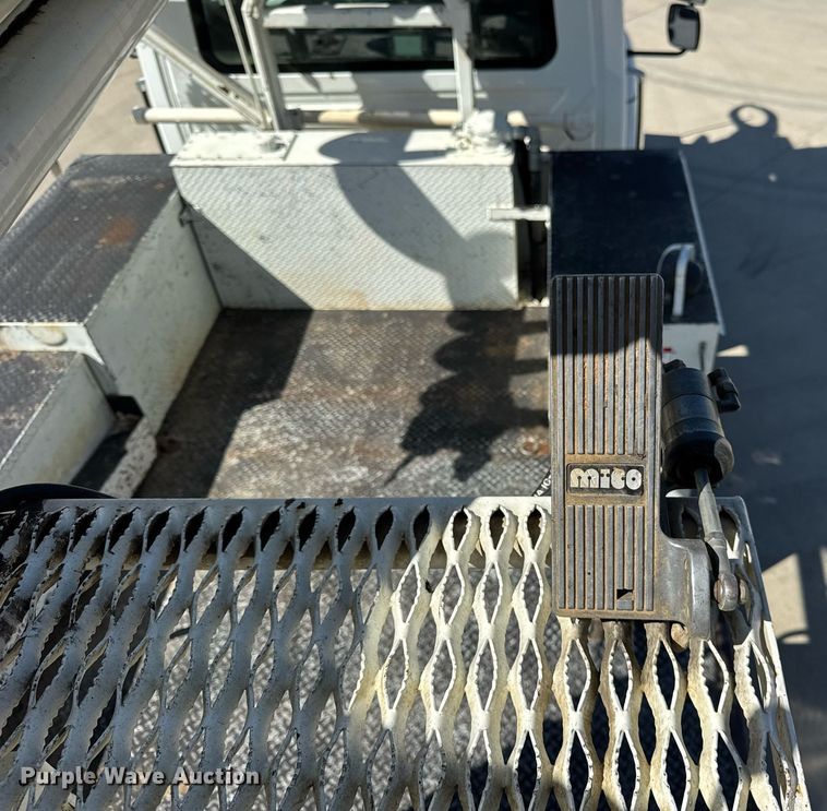 image for item DH9981 2010 International SA615 digger derrick truck