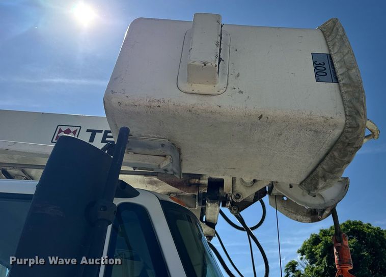 image for item DH9981 2010 International SA615 digger derrick truck