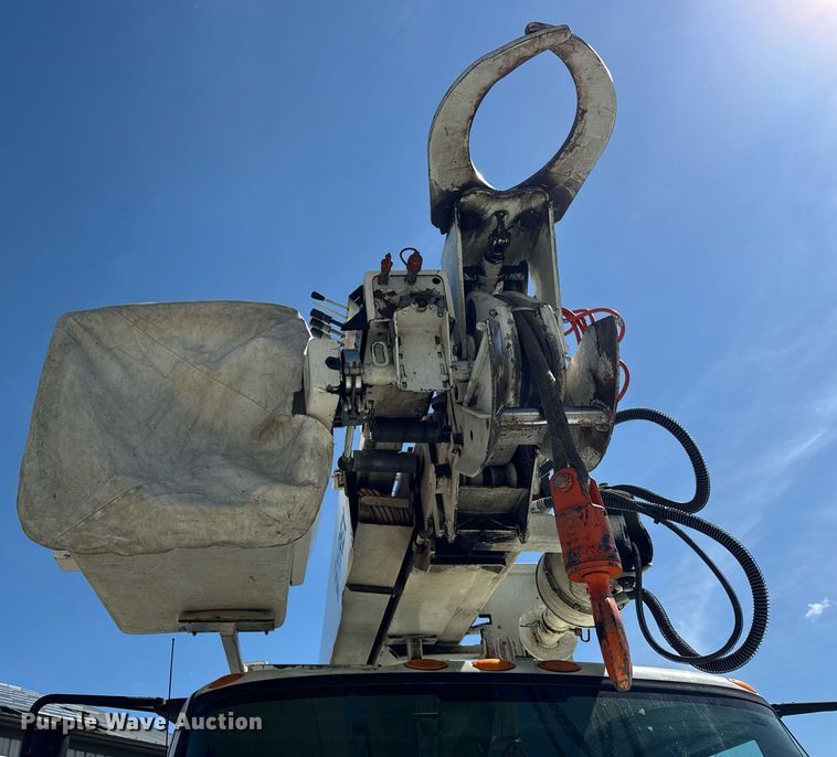 image for item DH9981 2010 International SA615 digger derrick truck