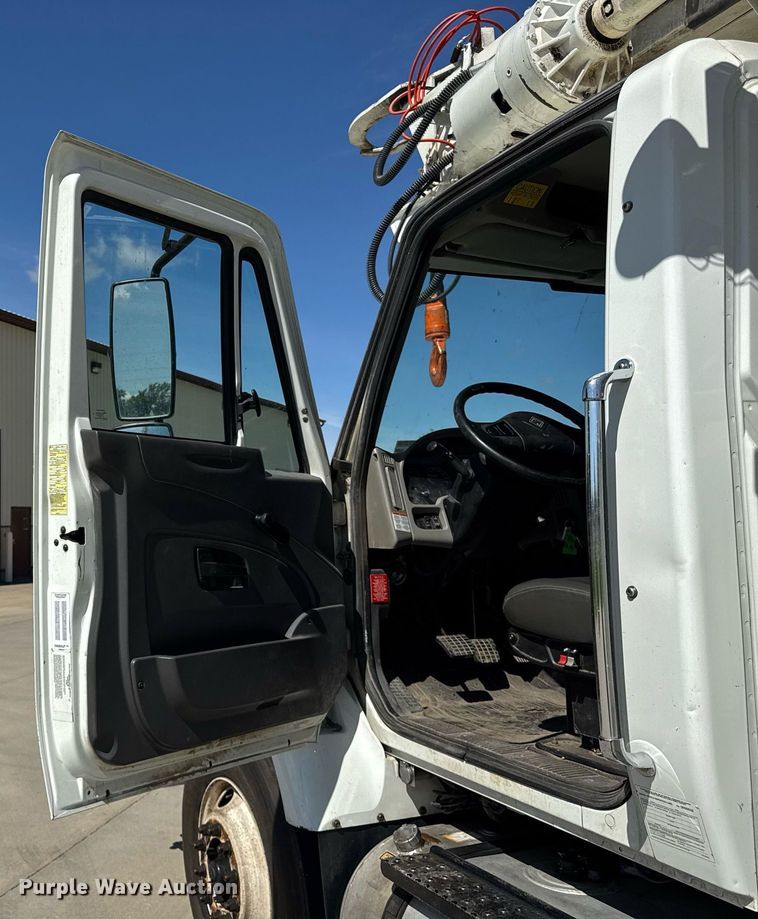 image for item DH9981 2010 International SA615 digger derrick truck