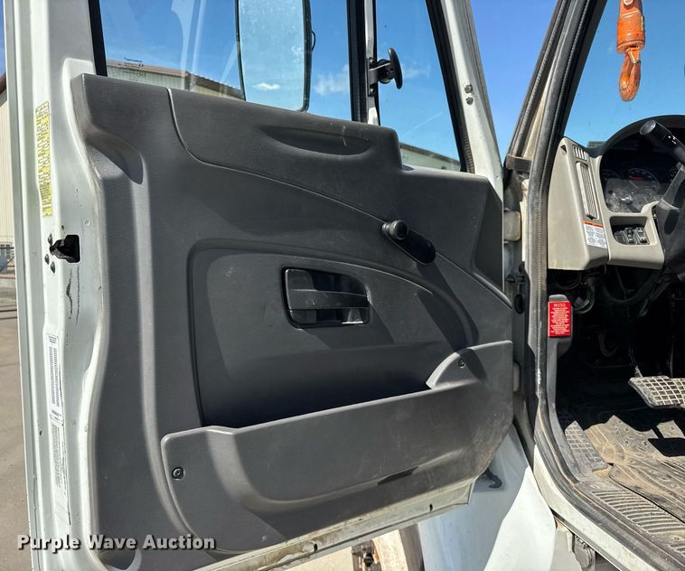 image for item DH9981 2010 International SA615 digger derrick truck