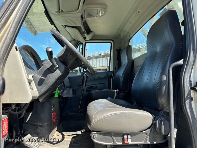 image for item DH9981 2010 International SA615 digger derrick truck