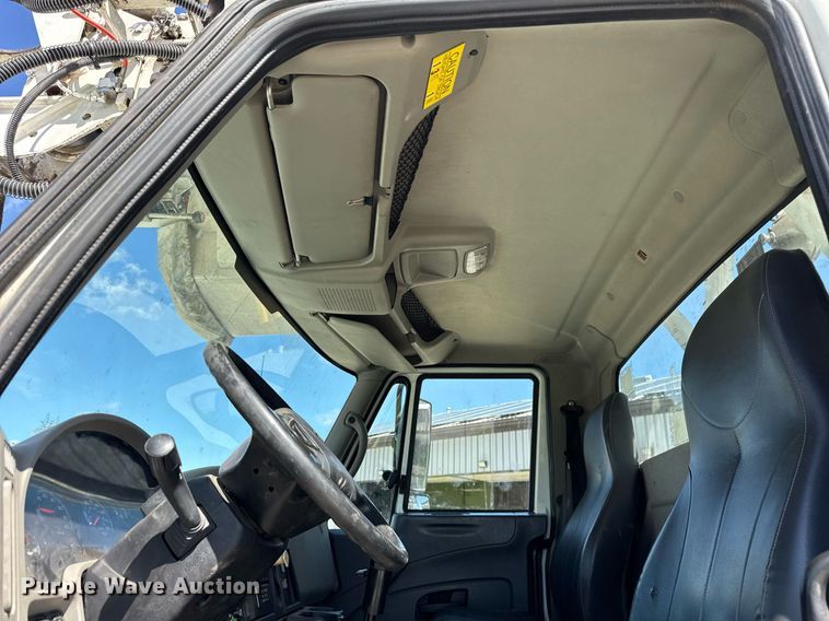 image for item DH9981 2010 International SA615 digger derrick truck