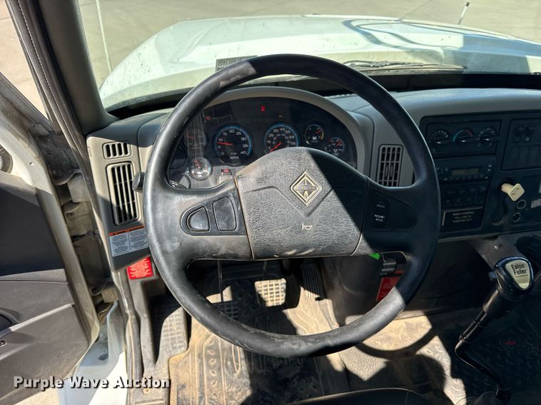 image for item DH9981 2010 International SA615 digger derrick truck