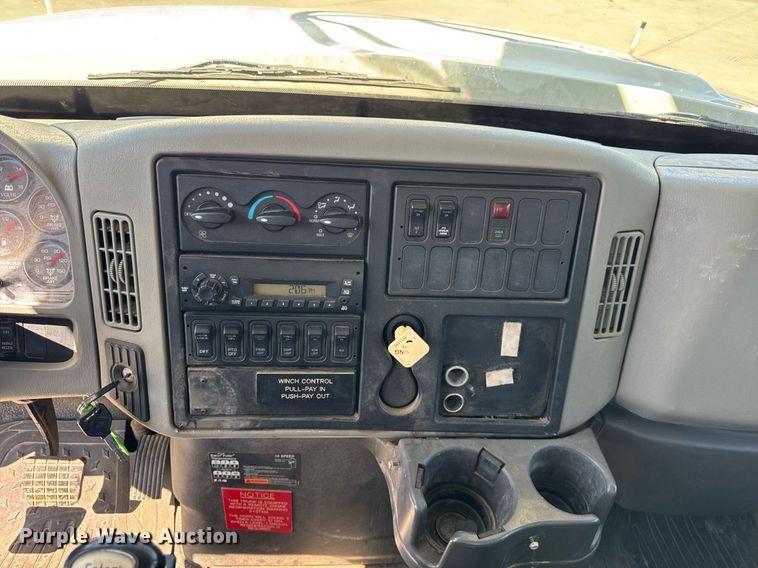 image for item DH9981 2010 International SA615 digger derrick truck