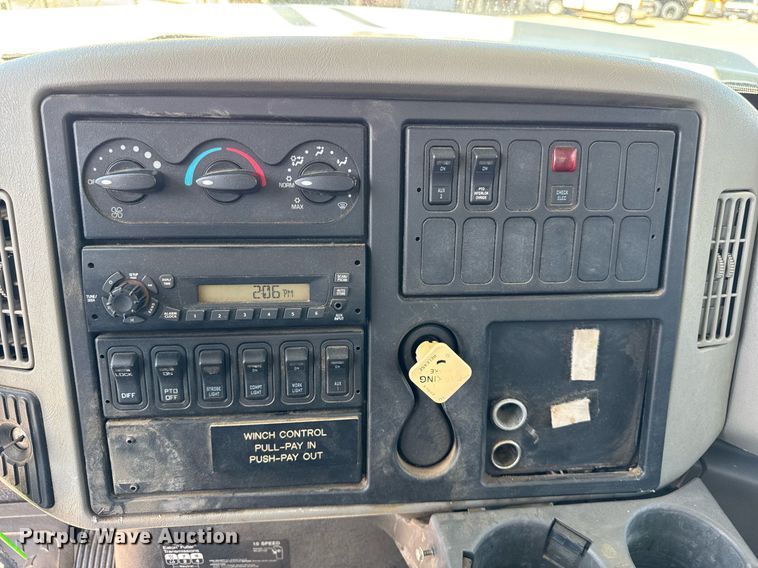 image for item DH9981 2010 International SA615 digger derrick truck