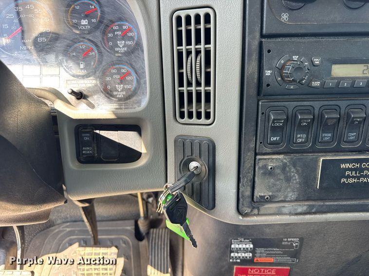 image for item DH9981 2010 International SA615 digger derrick truck