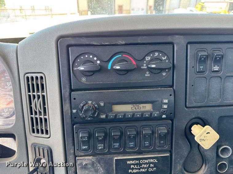 image for item DH9981 2010 International SA615 digger derrick truck