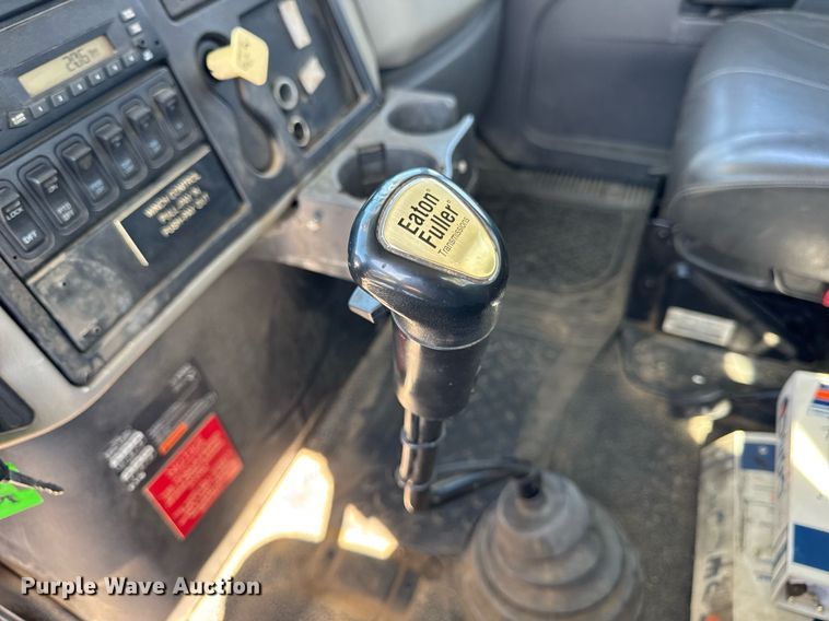 image for item DH9981 2010 International SA615 digger derrick truck