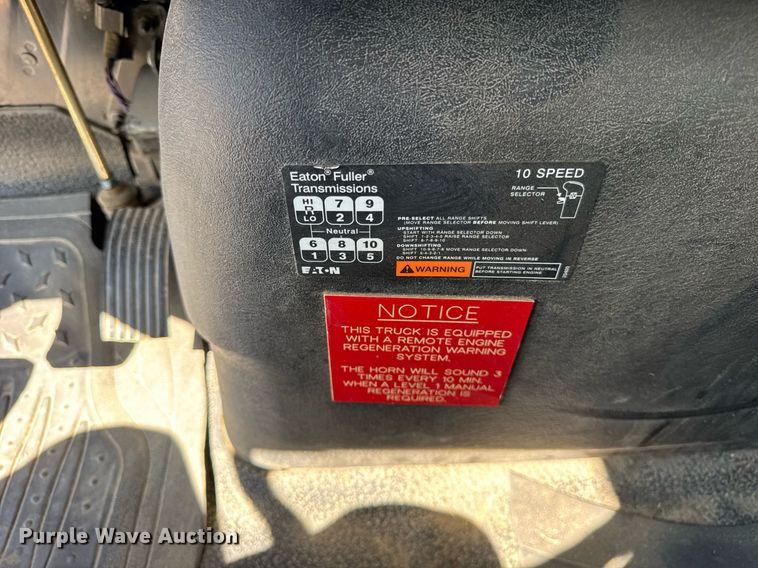 image for item DH9981 2010 International SA615 digger derrick truck