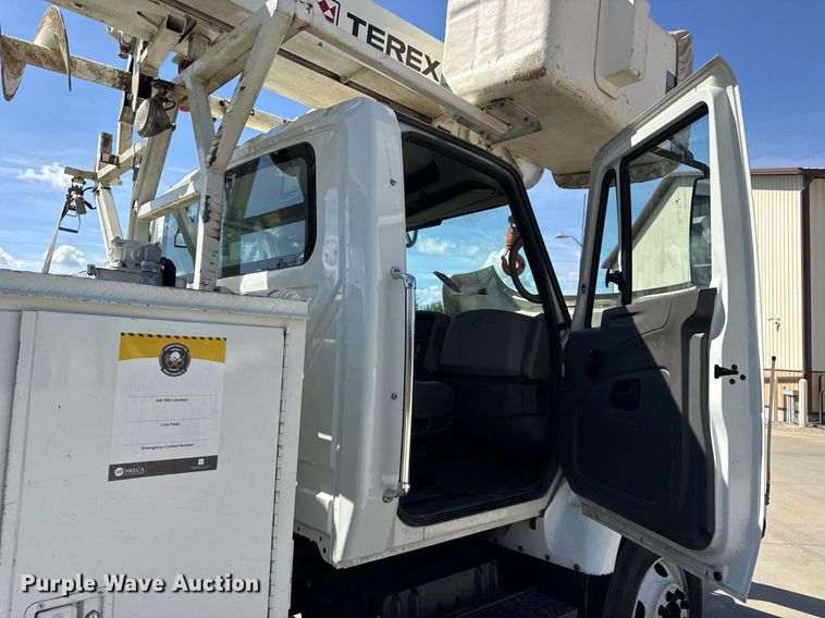 image for item DH9981 2010 International SA615 digger derrick truck