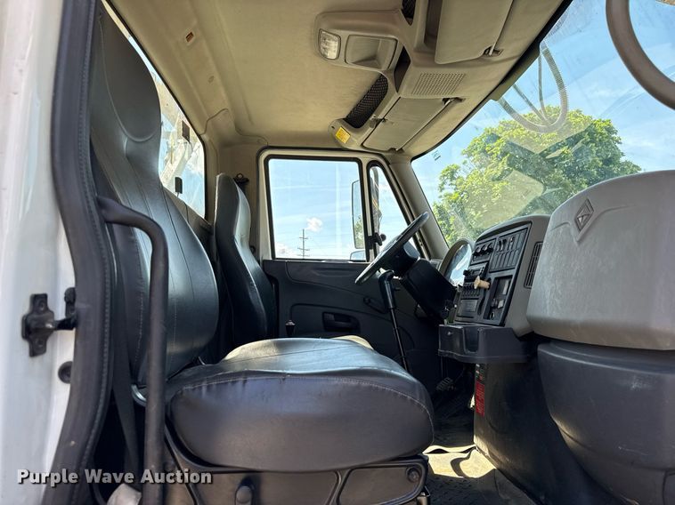 image for item DH9981 2010 International SA615 digger derrick truck