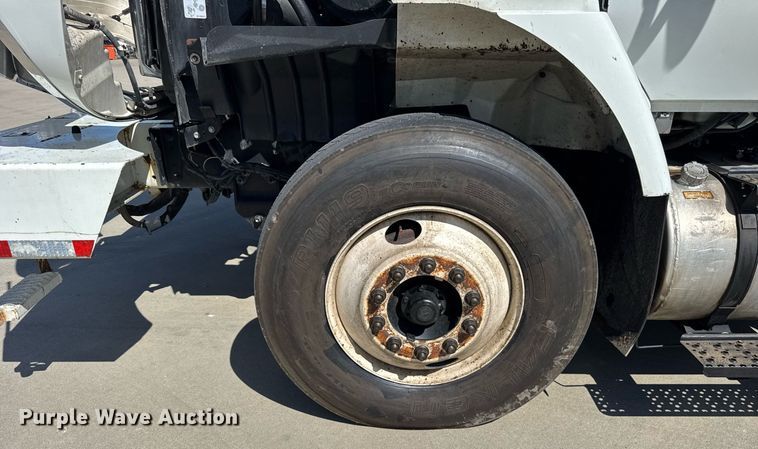 image for item DH9981 2010 International SA615 digger derrick truck