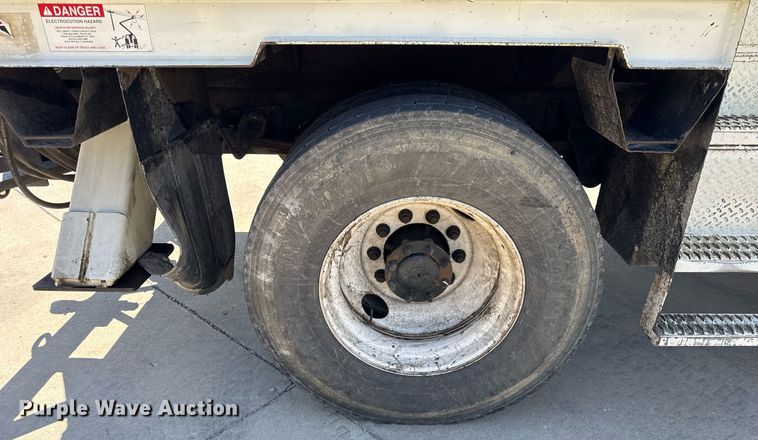 image for item DH9981 2010 International SA615 digger derrick truck