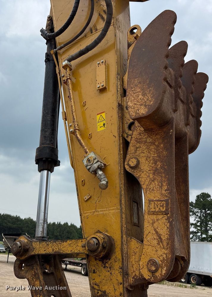 image for item DM1895 2017 Caterpillar 323F L excavator