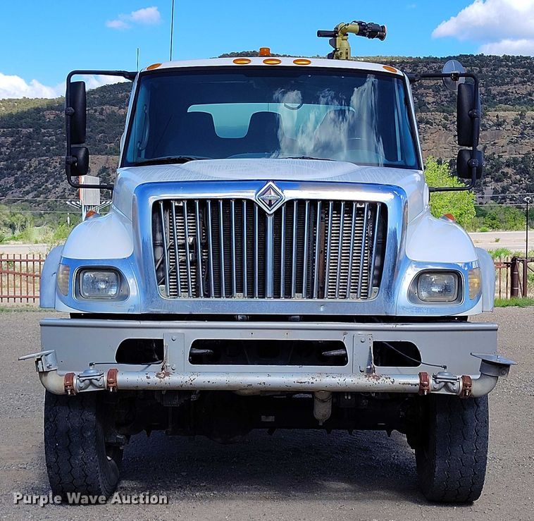 image for item DP4953 2006 International 7400 water truck