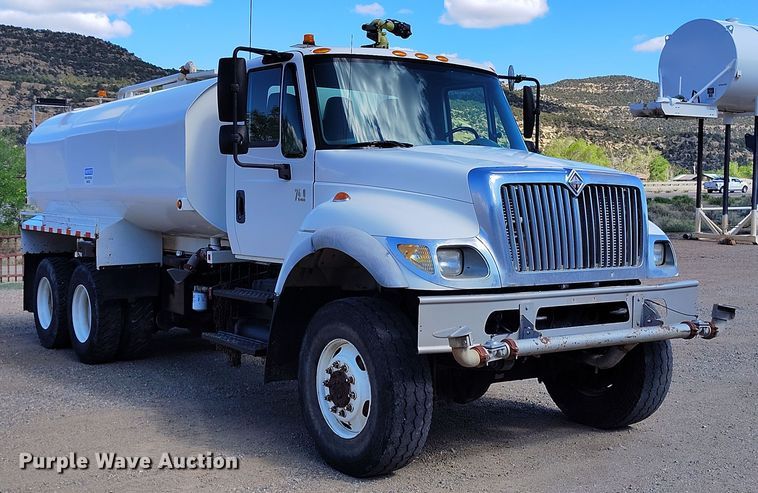 image for item DP4953 2006 International 7400 water truck