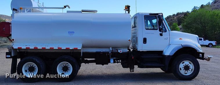 image for item DP4953 2006 International 7400 water truck