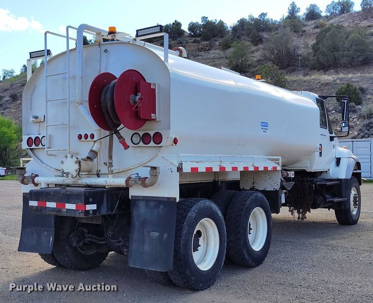 image for item DP4953 2006 International 7400 water truck