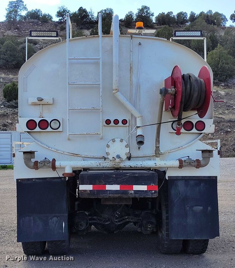 image for item DP4953 2006 International 7400 water truck