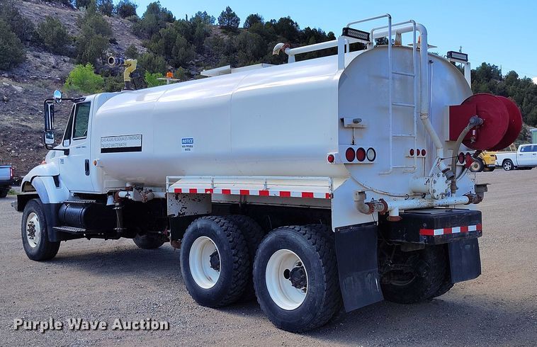 image for item DP4953 2006 International 7400 water truck
