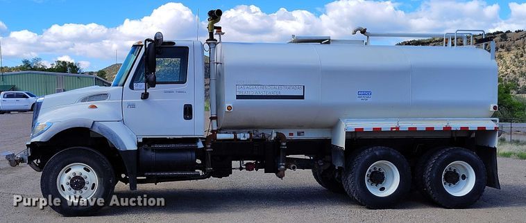 image for item DP4953 2006 International 7400 water truck