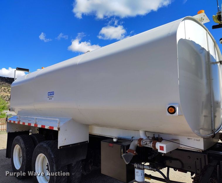 image for item DP4953 2006 International 7400 water truck