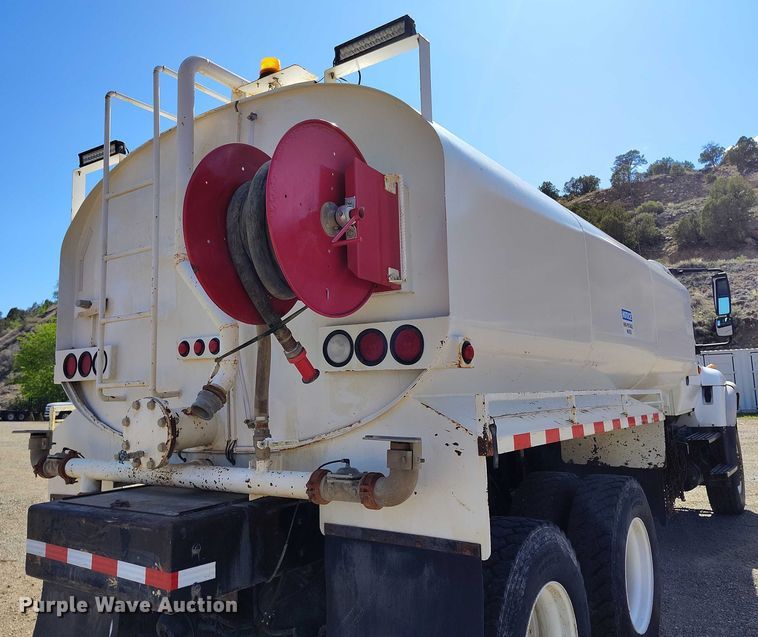 image for item DP4953 2006 International 7400 water truck