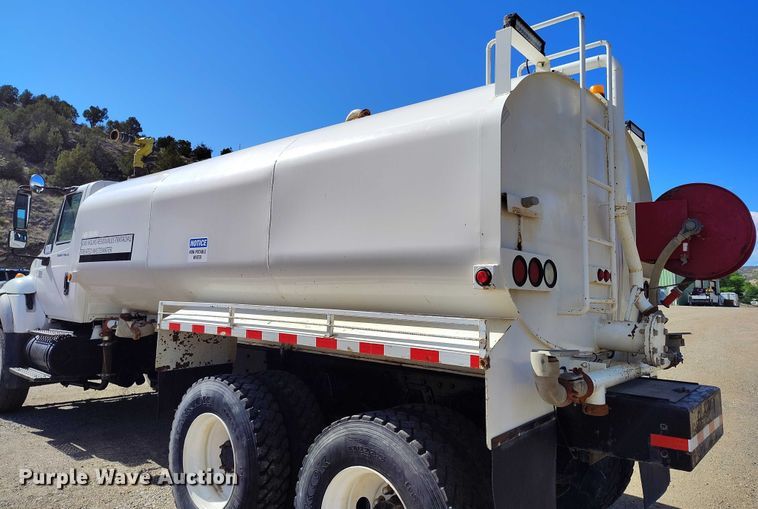 image for item DP4953 2006 International 7400 water truck