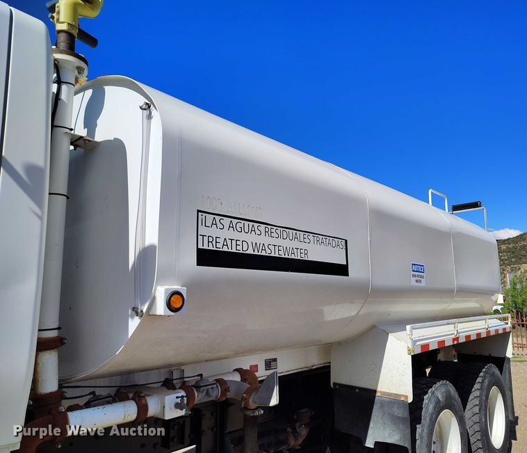 image for item DP4953 2006 International 7400 water truck