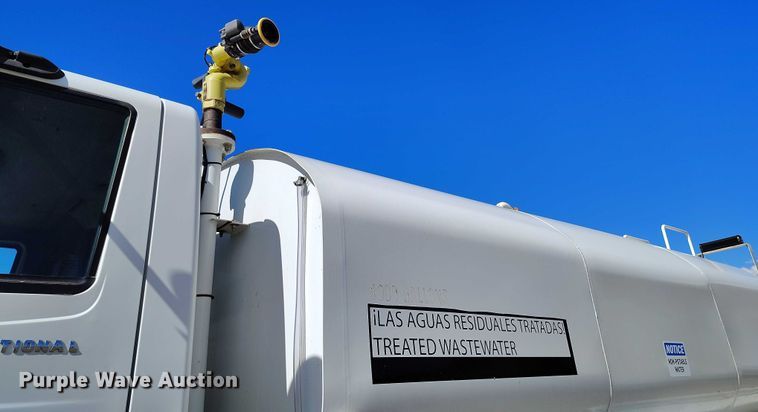 image for item DP4953 2006 International 7400 water truck