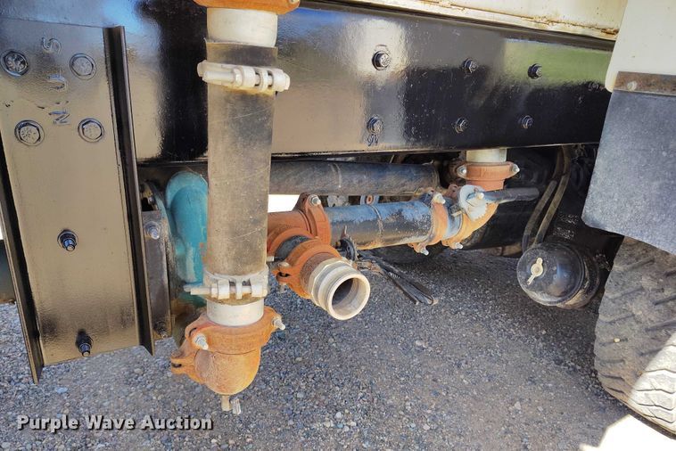 image for item DP4953 2006 International 7400 water truck