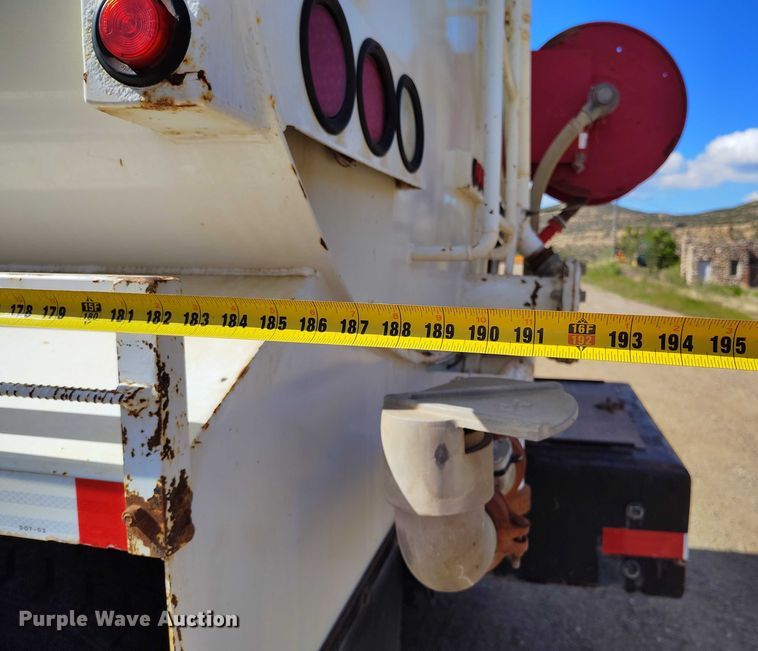 image for item DP4953 2006 International 7400 water truck