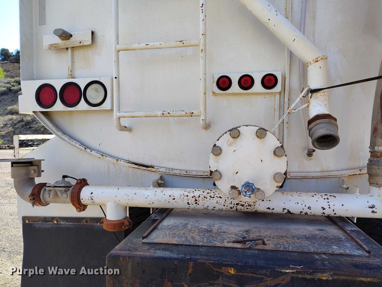 image for item DP4953 2006 International 7400 water truck