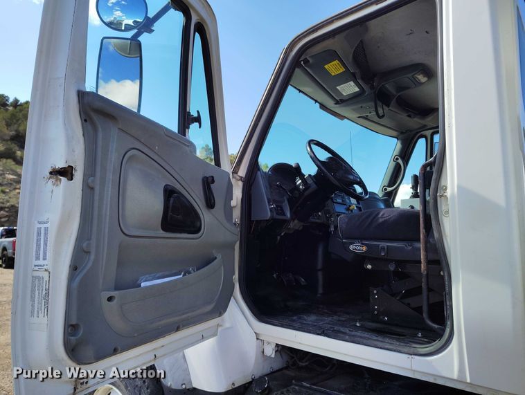 image for item DP4953 2006 International 7400 water truck