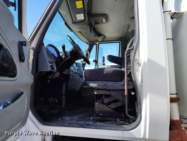 image for item DP4953 2006 International 7400 water truck