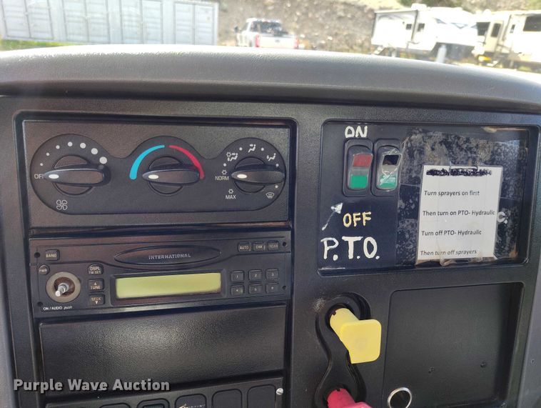 image for item DP4953 2006 International 7400 water truck