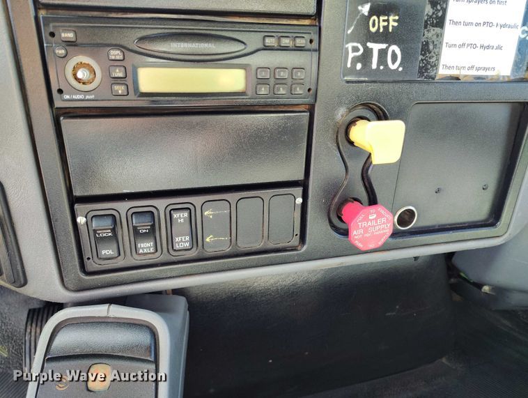 image for item DP4953 2006 International 7400 water truck