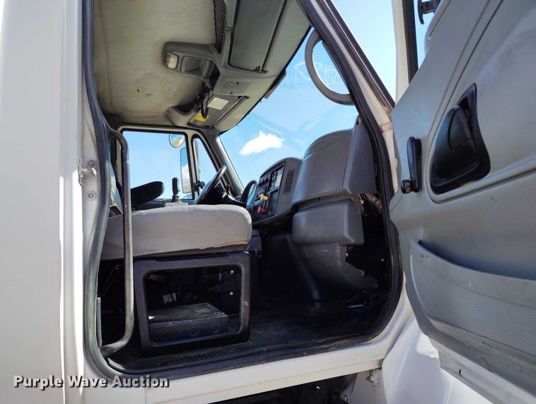 image for item DP4953 2006 International 7400 water truck